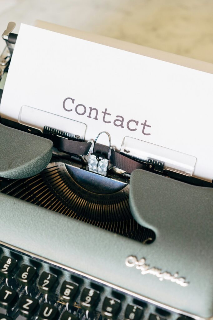 Machine à écrire ancienne avec une feuille noté "Contact"